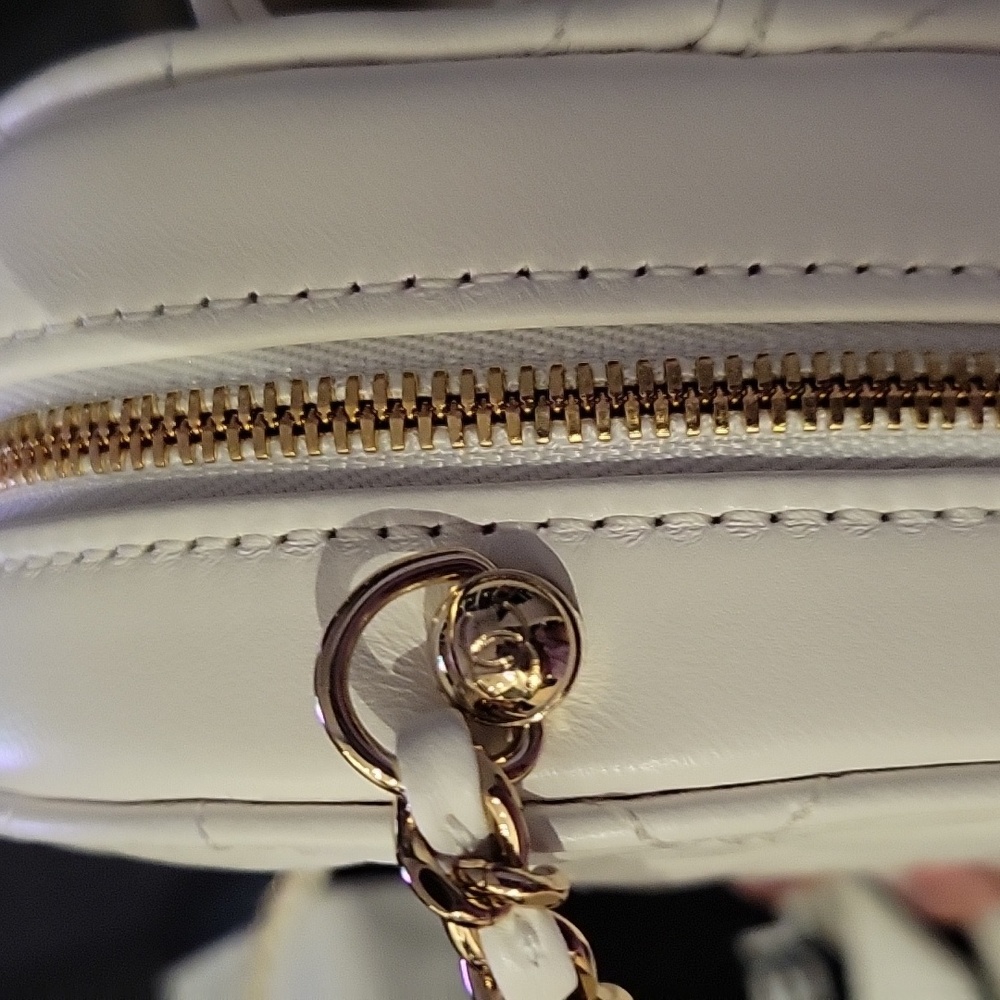 Chanel heart bag large size in white - Picture 11 of 16